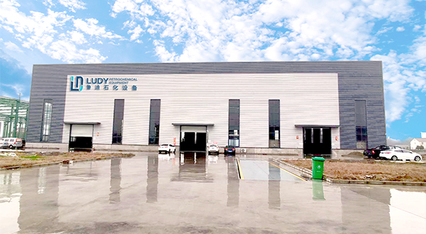 關(guān)于魯?shù)鲜? ></dt>
            <dd>
                <p>
                    江蘇魯?shù)鲜O(shè)備有限公司是一家集研發(fā)，設(shè)計(jì)、生產(chǎn)、銷(xiāo)售和服務(wù)為一體的現(xiàn)代技術(shù)企業(yè)。涵蓋石油和天然氣行業(yè)，涉及油田，氣田及水處理環(huán)保等領(lǐng)域。 <br>
                    公司致力于成為油田設(shè)備領(lǐng)域的行業(yè)領(lǐng)跑者，產(chǎn)品包含分離器，換熱器等地面測(cè)試設(shè)備和水處理等環(huán)保設(shè)備，立足于全國(guó)市場(chǎng)，緊密結(jié)合油氣行業(yè)上中下游不同特點(diǎn)，深挖客戶(hù)應(yīng)用。公司擁有強(qiáng)大的工程制造和設(shè)計(jì)制造能力。我們?cè)谀崛绽麃?、俄羅斯、泰國(guó)、緬甸、沙特阿拉伯等許多國(guó)家都有成功的項(xiàng)目經(jīng)驗(yàn)。<br>
                    魯?shù)鲜劳袕?qiáng)大的研發(fā)實(shí)力，融合世界前沿的技術(shù)理念，快速響應(yīng)客戶(hù)的變化需求，為行業(yè)客戶(hù)提供先進(jìn)、可靠、安全、高質(zhì)量、的成套工程設(shè)施和產(chǎn)品解決方案，以及相關(guān)軟硬件產(chǎn)品、平臺(tái)及服務(wù)。
                </p>
                <a href=